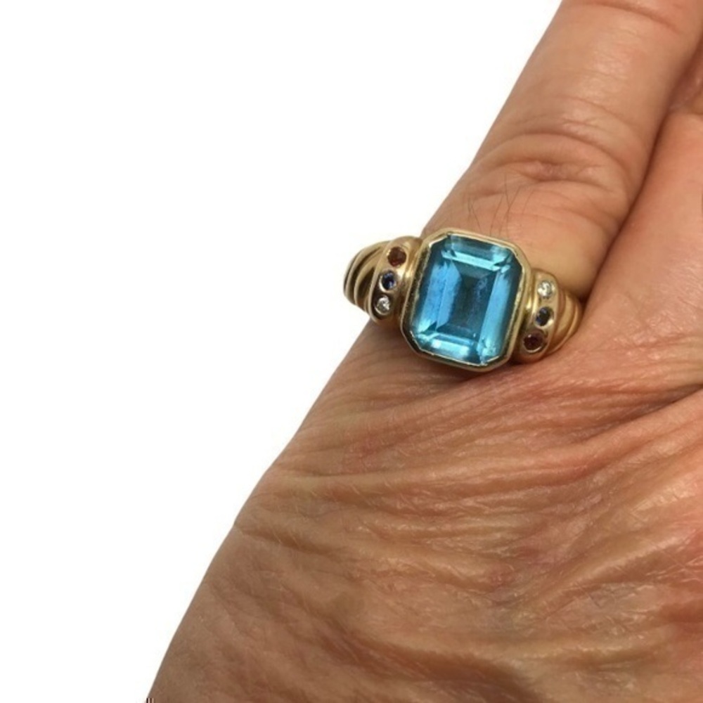 Vintage 14k solid yellow gold blue topaz ring